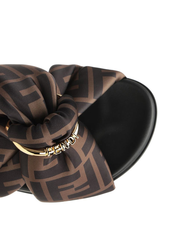 Fendi Flat Slide In Satin Sandali - Marrone | 00271c66378db5652570abe7bac37cc8784df930