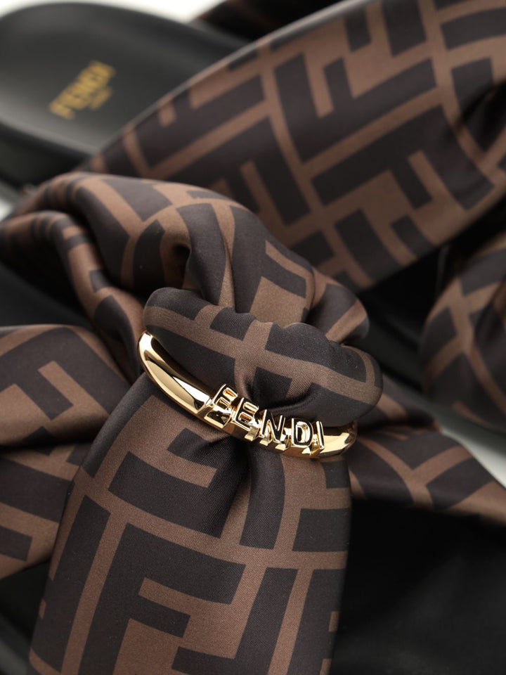 Fendi Flat Slide In Satin Sandali - Marrone | 25c1d7efa9b7d7420d36882ecf62bfd286a46d84