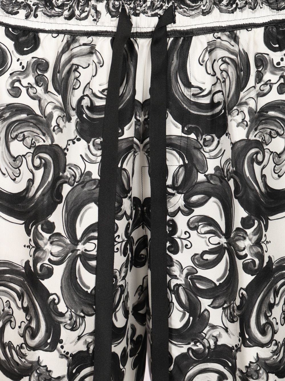 Dolce & Gabbana Bermuda Shorts In Silk With Majolica Print Trousers - Nero | edb23f41ec7285138423f3c63f353b672b2bf8fd