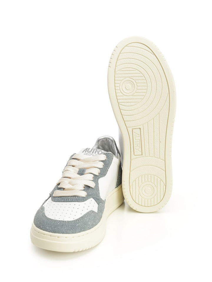 Autry  Medalist Low Sneakers - Light blue | d30f58bb024b036877ae347dc5923241abc34537