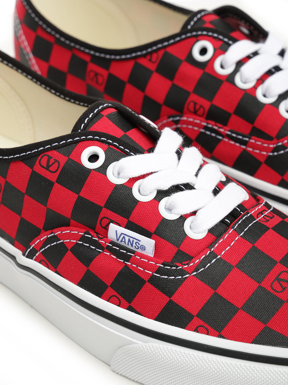 Valentino Garavani Valentino Garavani X Vans Low-Top Sneaker Sneakers - Nero | d0346449c6f84c236f9b9e8761a71f807e69b594