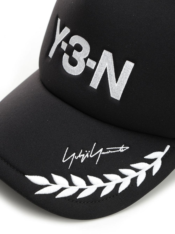 Adidas Y-3 Y-3 Nbhd Trucker Cappelli - Nero | 70ae5da6b29915ddf5d2b664d4294ca6e72c7017