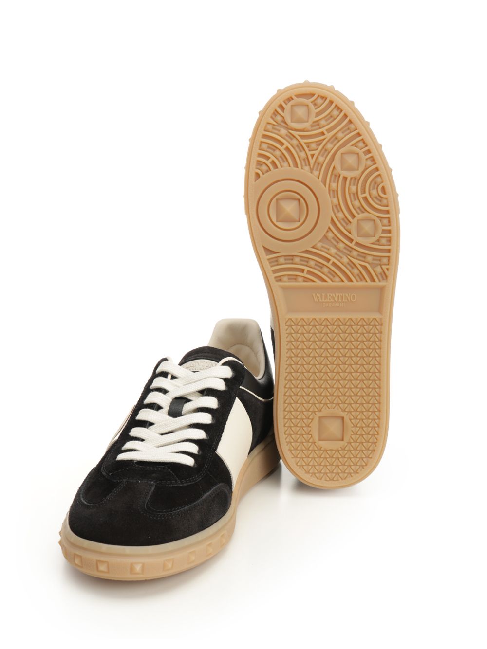 Valentino Garavani Low Top Upvillage Sneakers - Nero | f3037412368c64c9c5e90c268cee0233c52ca9da
