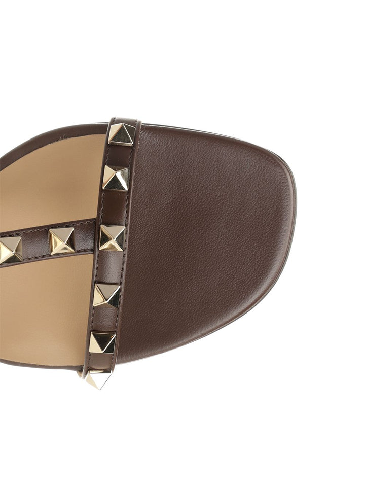 Valentino Garavani Rockstud Low Sandal Scarpe basse - Marrone | e2292516444e94859ed569e9fdb88d2dc3ccae33