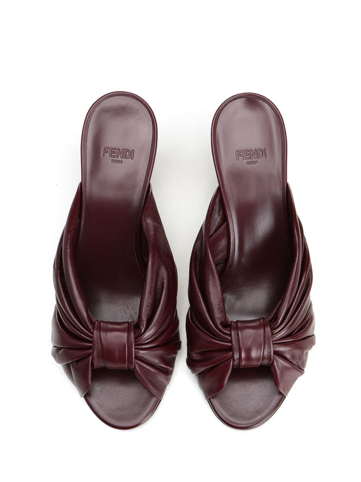 Fendi Slides In Shiny Nappa Leather Sandali - Marrone | b3f770c2466b828de5b15168053581a58db25665