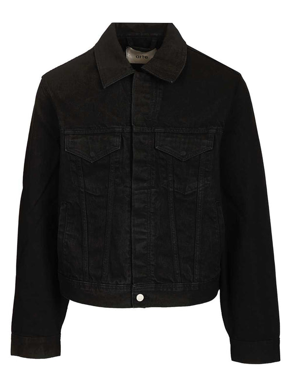 Vaqueros con logo circular y chaquetas negras