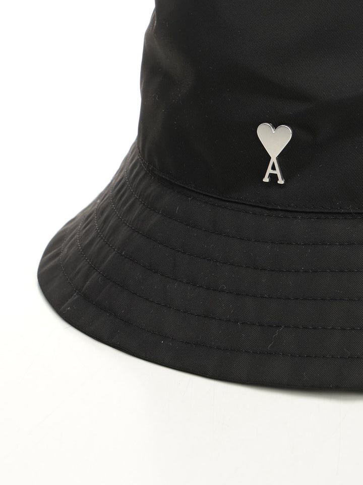 Ami Ami De Coeur Stud Bucket Hat Technical Nylon Cappelli - Nero | 69b251460fadc7b7398afe30792d9e72308a75a9