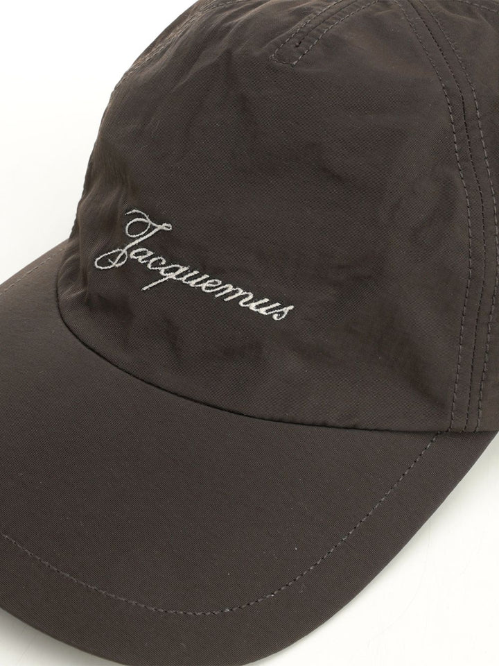 Jacquemus Baluchon Baseball Cap Cappelli - Marrone | d949e0cfe8ba12da99e903347800f172df262679