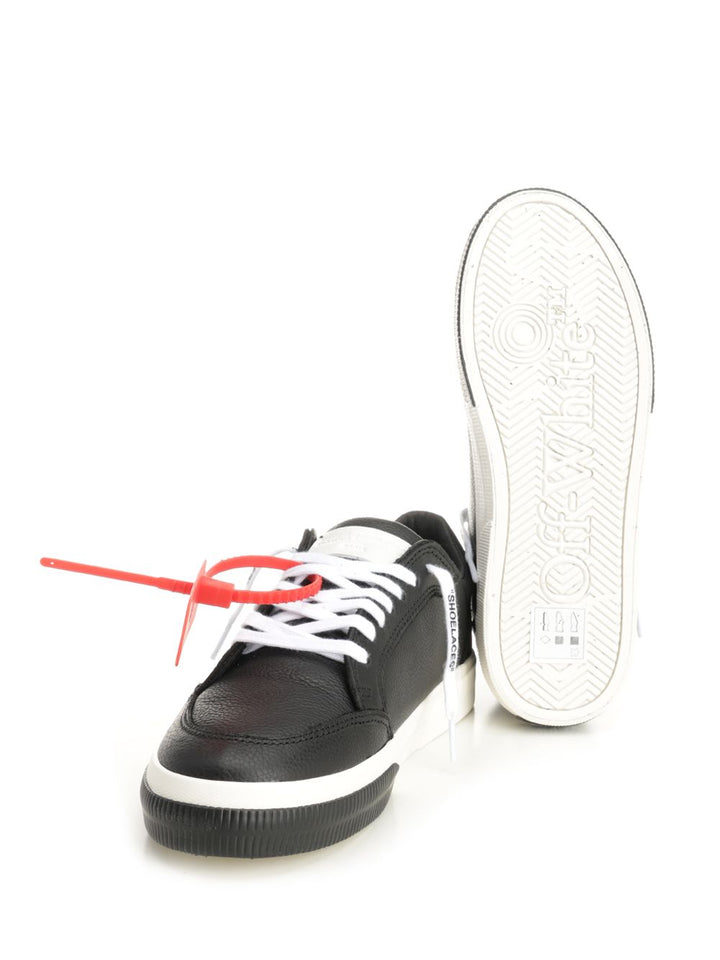 Off-White Vulcanized Low Sneakers - Nero | ca912f12732fbac307d735ef5dd16345de71a811