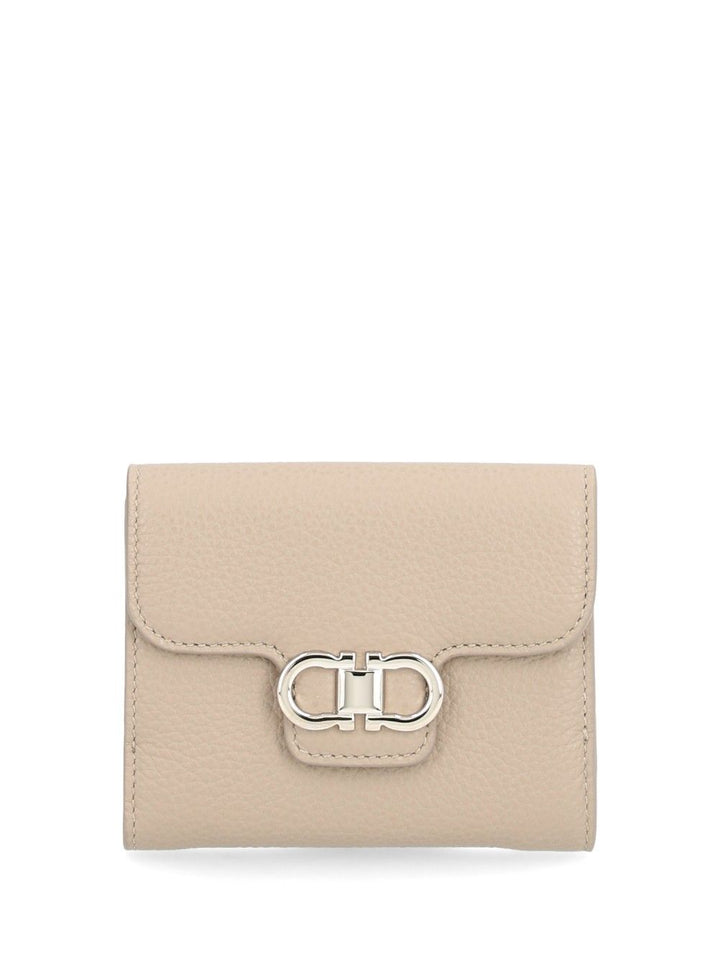 Ferragamo Double Gancio Grainy Bicolor Wallets - Beige | 1da94bbdfbdf19fe6665679f530db3d7f24190a8