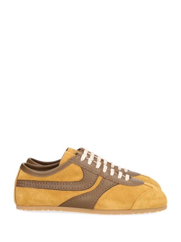 Zapatillas beige de ante con parte superior de napa y suela fina con logotipo