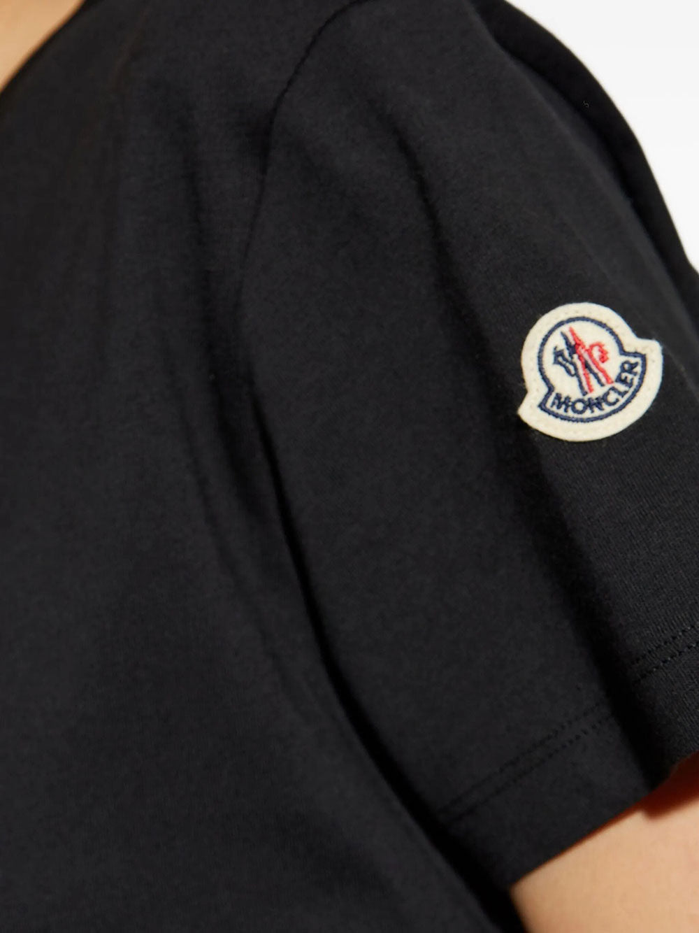Moncler T-SHIRT - Nero | d7b669358202f0af43fafa58d5de38cd5f987d34
