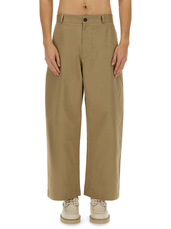 Pantalones curvos ajustados