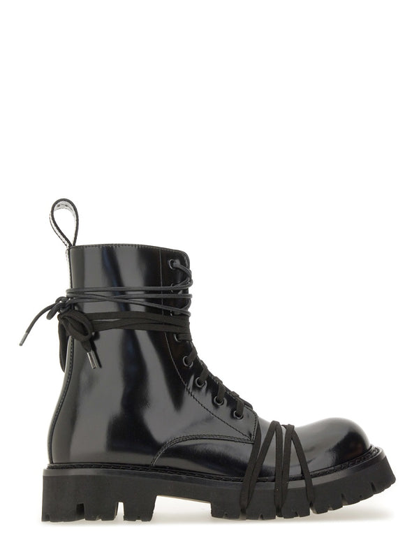 Bota con cordones