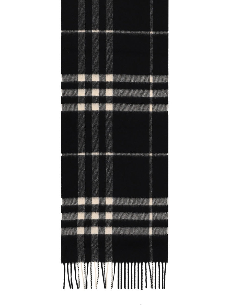 Burberry Sciarpe e Guanti - Black | 2f0e46a36b79e725ba7623fa5f211824221bc580