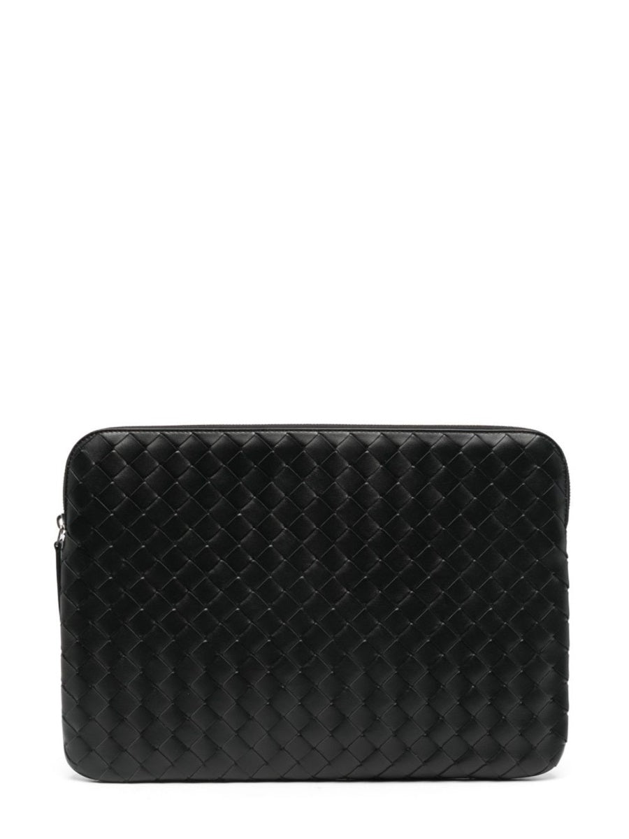 Bottega Veneta Pochette - Black | a5729579bf256a00553ad8d1a73fad5aef80f176