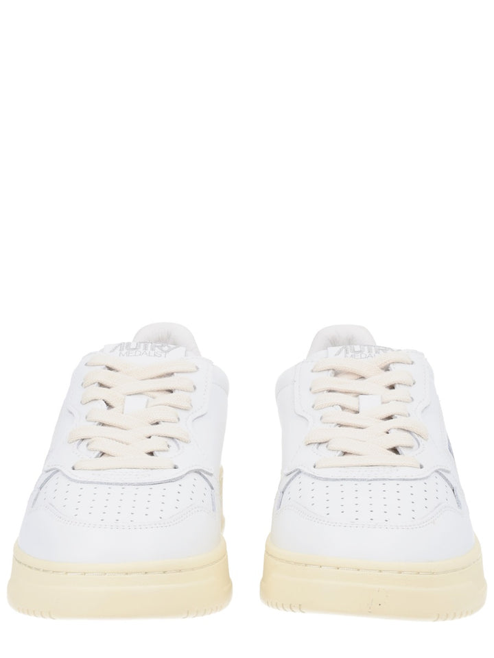 Autry Sneakers - White | c725ad41f0f963ff3a221a48e1e4b5b57da0cc2a