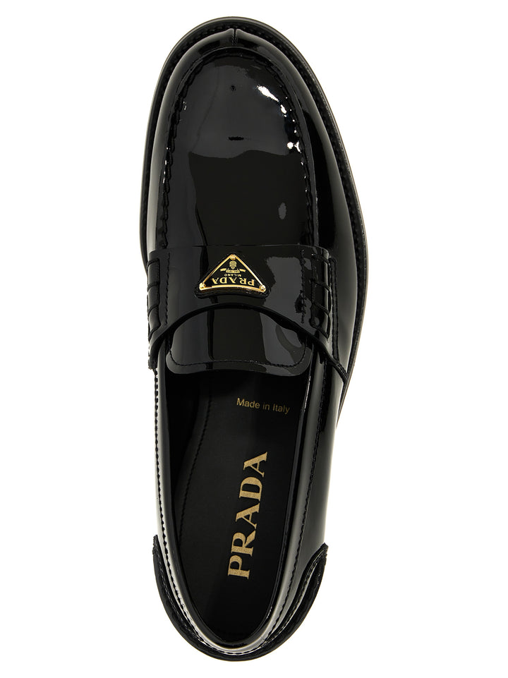 Prada Logo Patent Leather Loafer Mocassini - Nero | 32da8118c8b21254e2f036e565fde169e94b15c8