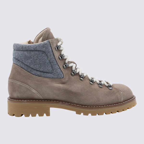 Dunkle Stiefel