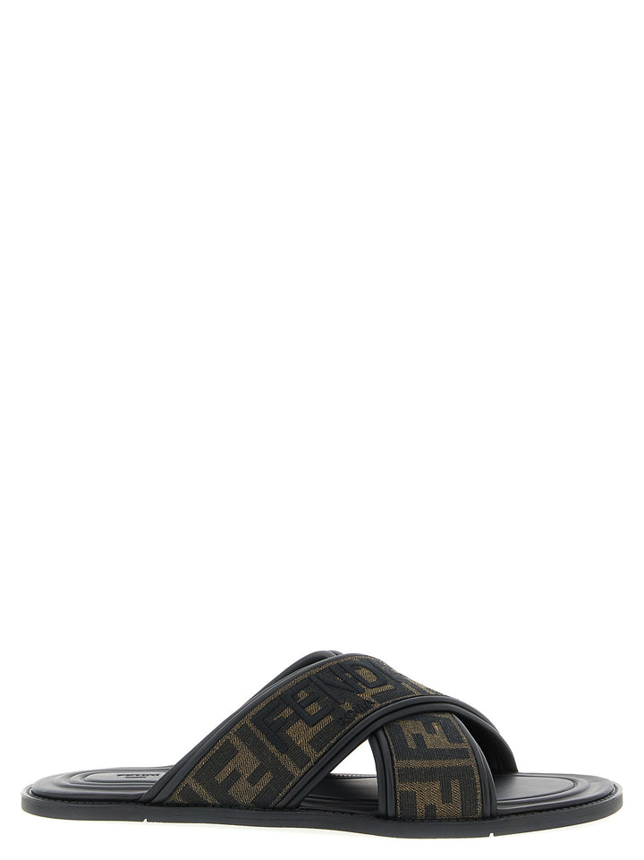 Fendi Logo Slides Sandali - Nero | 717d40f08431be226582d4930e6626ea51297f75