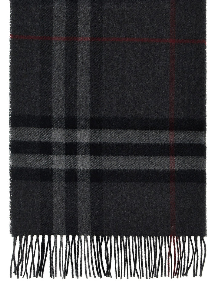 Burberry Check Scarf Sciarpe - Grigio | dcae0b18247ab9704367f84e01bf8b06c7ac6591