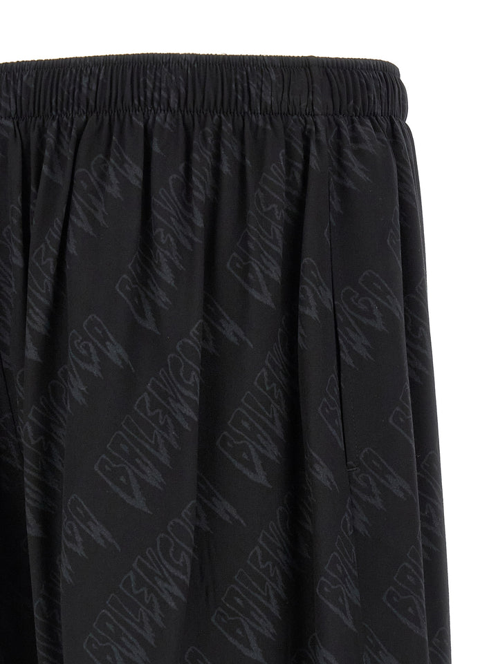 Balenciaga Logo Shorts Bermuda e Short - Nero | 18c060d93e3579d72922cbed733bf163624a6ba3