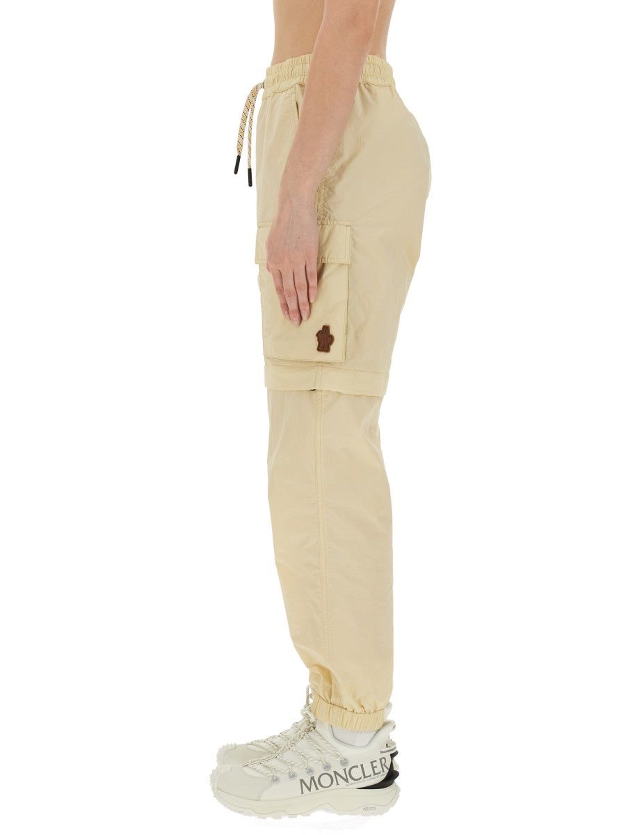 Moncler Grenoble Pantaloni - White | bbcf659b3e3aecb6e7356b3486491383b57fbe0f