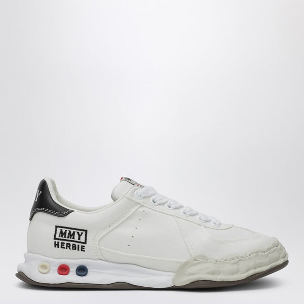 Herbie y zapatillas blancas de lona