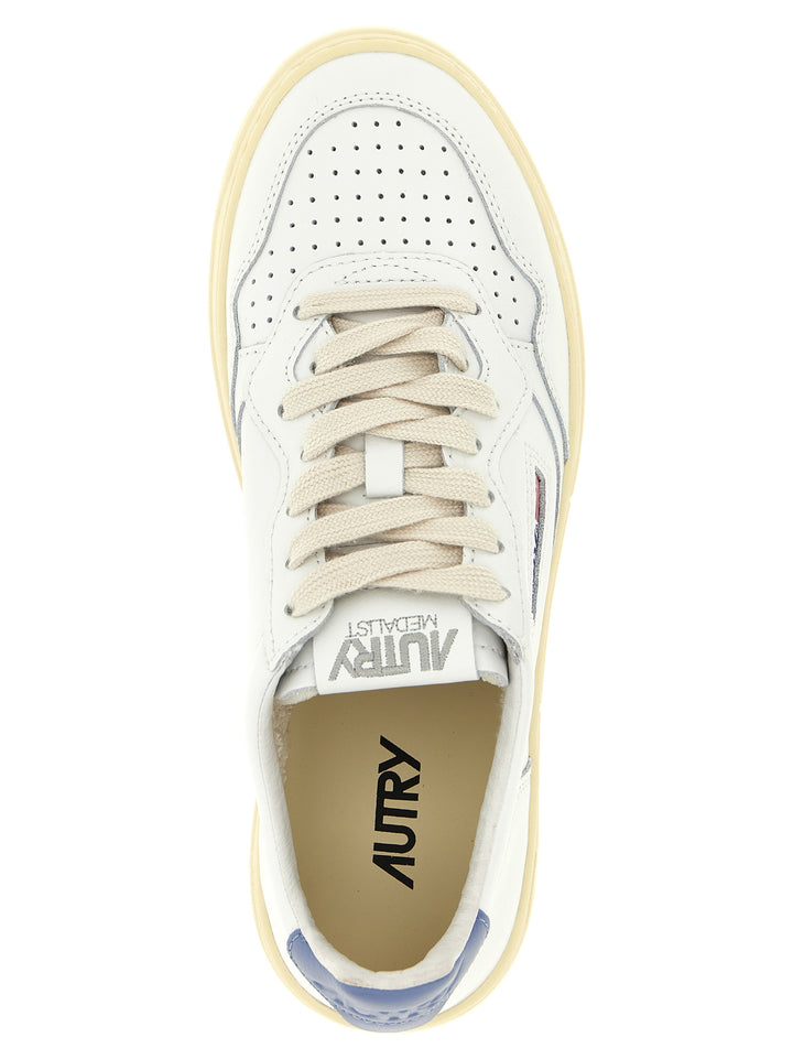 Autry Medalist Low Sneakers - Celeste | 7dc4e0e26f5328a5953ffc664c2aebd7e64cf1d6