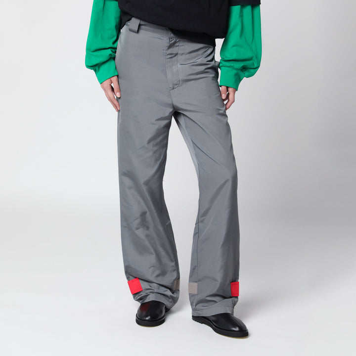 Lii Pantalon gris/rouge en tissu à finition brillante