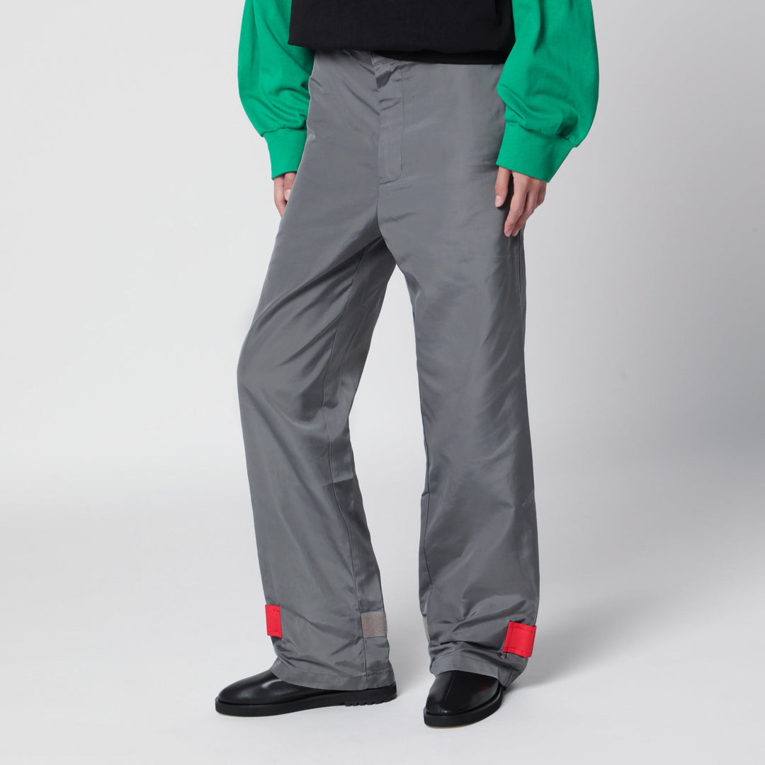 Lii Pantalon gris/rouge en tissu à finition brillante