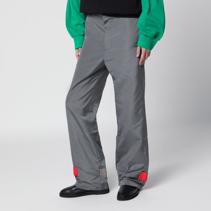Lii Pantalon gris/rouge en tissu à finition brillante