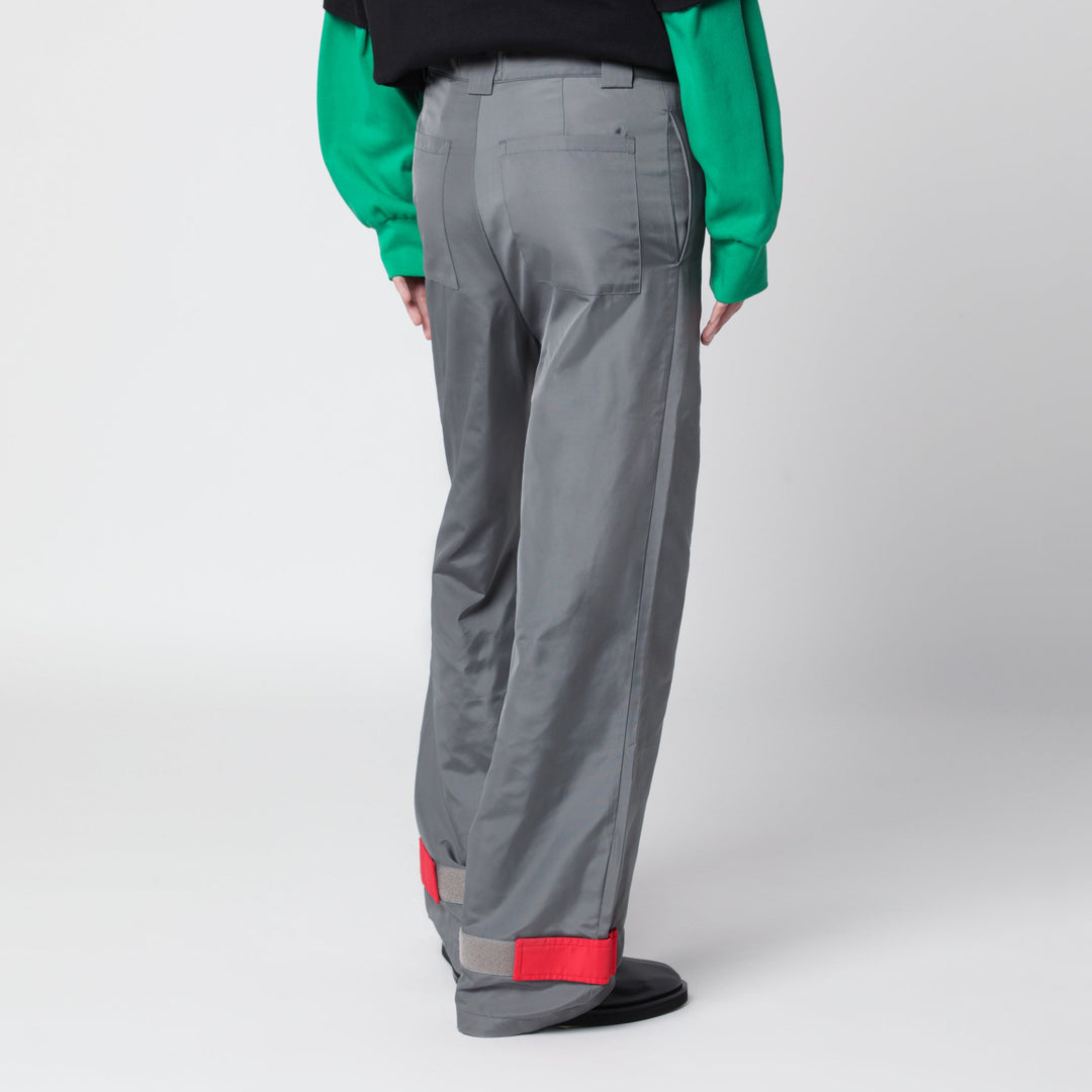 Lii Pantalon gris/rouge en tissu à finition brillante