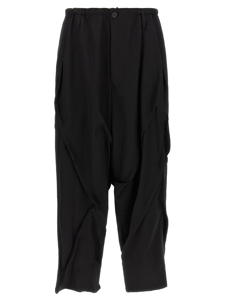 Yohji Yamamoto Tuck Pantaloni - Nero | 54be8aef12d909bf0e245818b5a8edf7794b3d5f