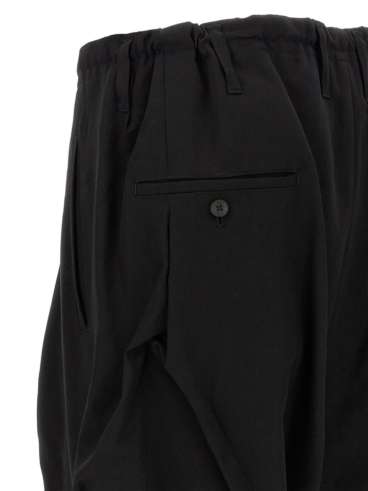 Yohji Yamamoto Tuck Pantaloni - Nero | 35579d3ea80c7769e547794489915d70193a73be