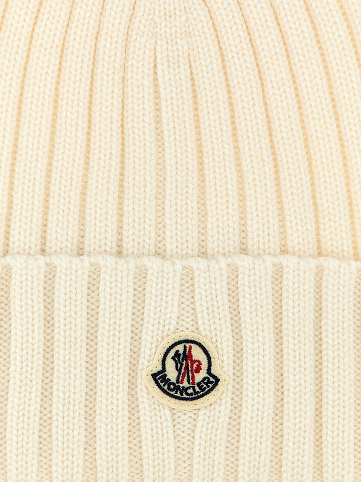 Moncler Logo Patch Beanie Cappelli - Bianco | 8995ef9cf0b05b9436fbbd215d825fd5bce7aa6e