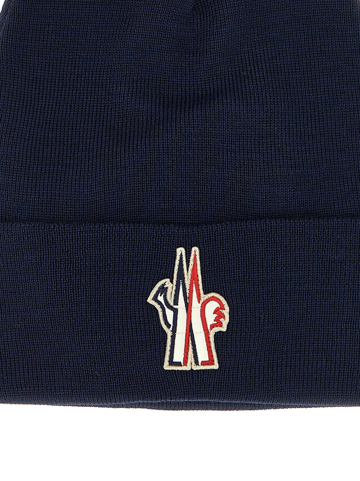 Moncler Grenoble Logo Patch Beanie Cappelli - Blu | 23a02e328d26a4bc670bef297aff78ee60b909bc