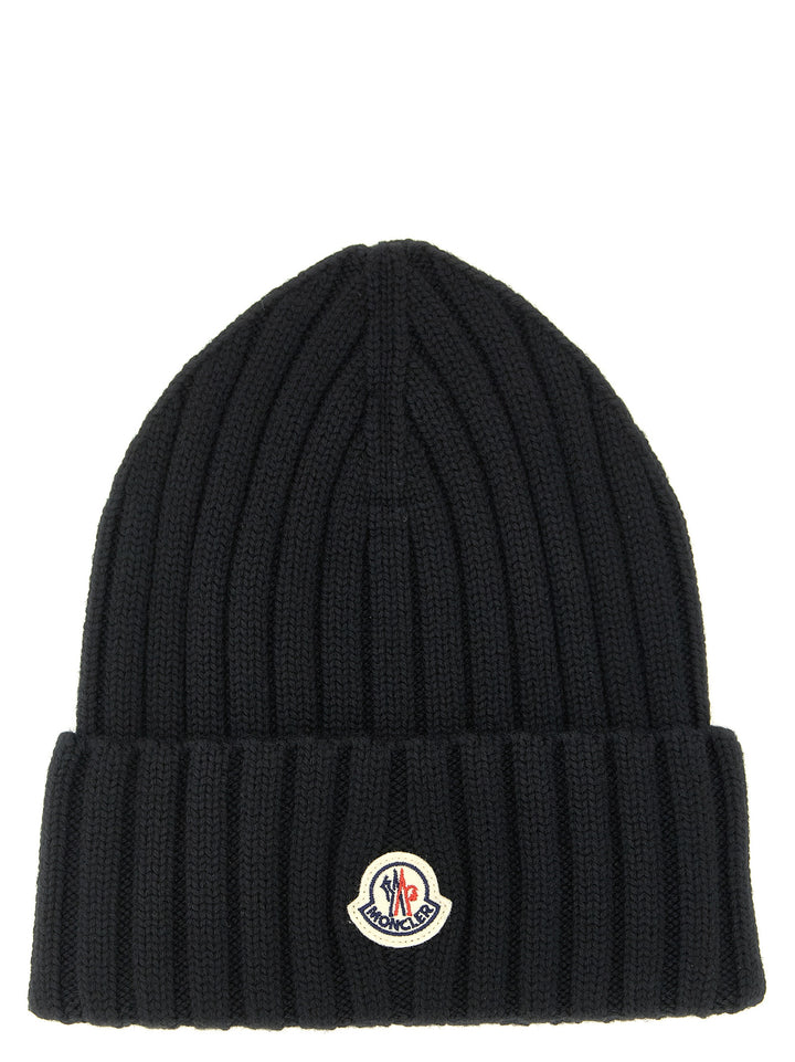 Moncler Logo Patch Beanie Cappelli - Nero | 83f72c47f82937333d0ae0ba7b2d43aca67a3eb9