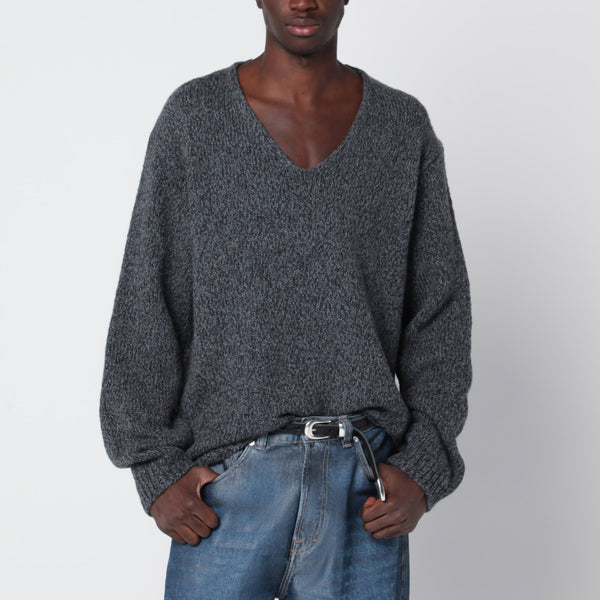 Aschgrauer Pullover aus Wolle mit Kettendesign