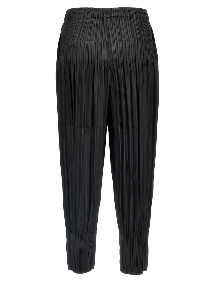 Pleats Please Issey Miyake Fluffy Basics Pantaloni - Nero | f968e3c39b16113973242ad639c280bd5c9478ed