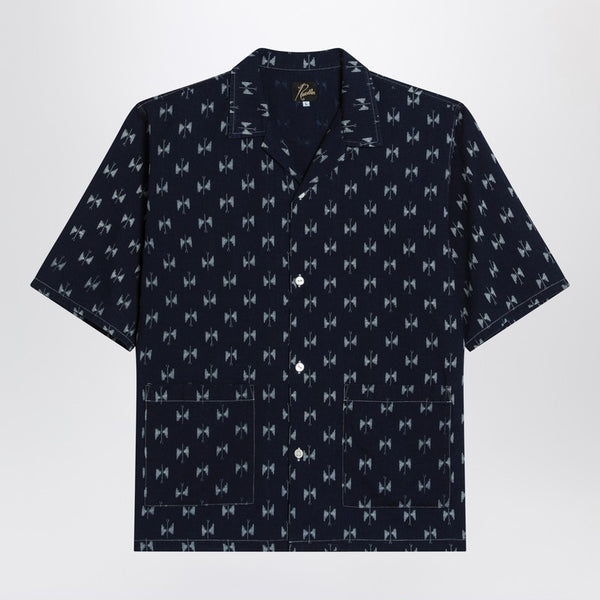 In blauem Denim mit Schleifen