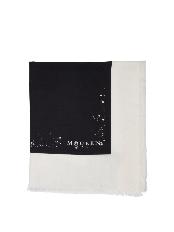 Alexander Mcqueen Scarf With Logo Mcqueen Sciarpe & Foulard - Bianco | 8722c22a67879a8d977ec411d4787a3e70612659