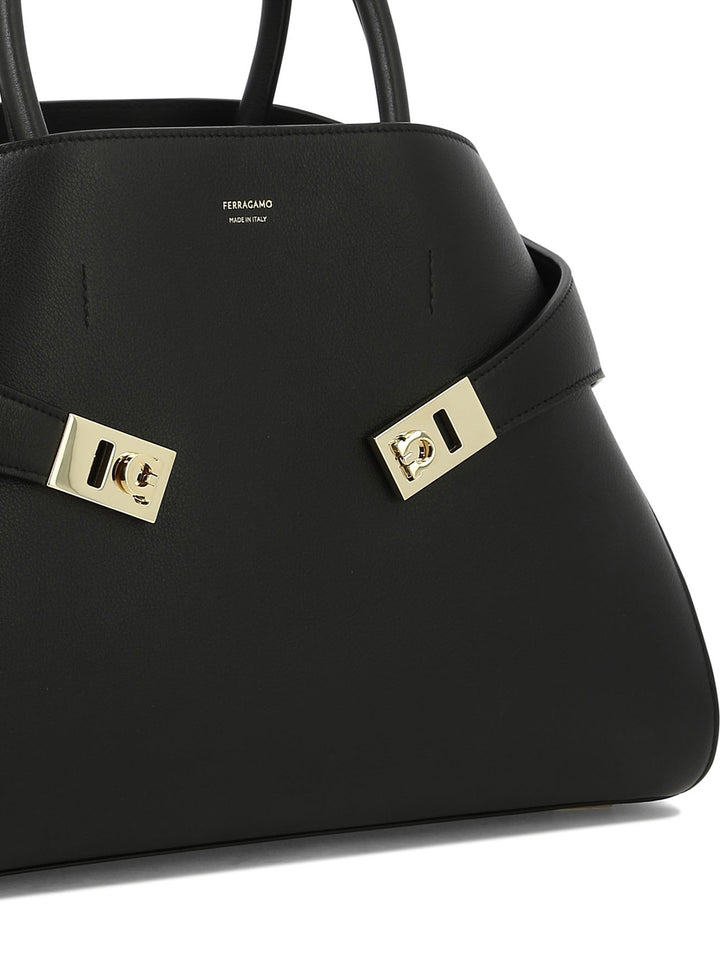 Ferragamo  Borse a Spalla e Tracolla - Nero | 118225eff3dce9192afb7791d903f8c6ec268448