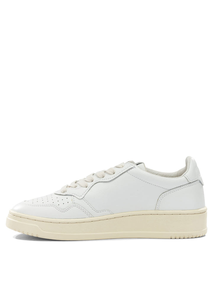 Autry Medalist Low Sneakers & Slip-On - Bianco | d106a75ed27147f995e11aa019d052e5092da406