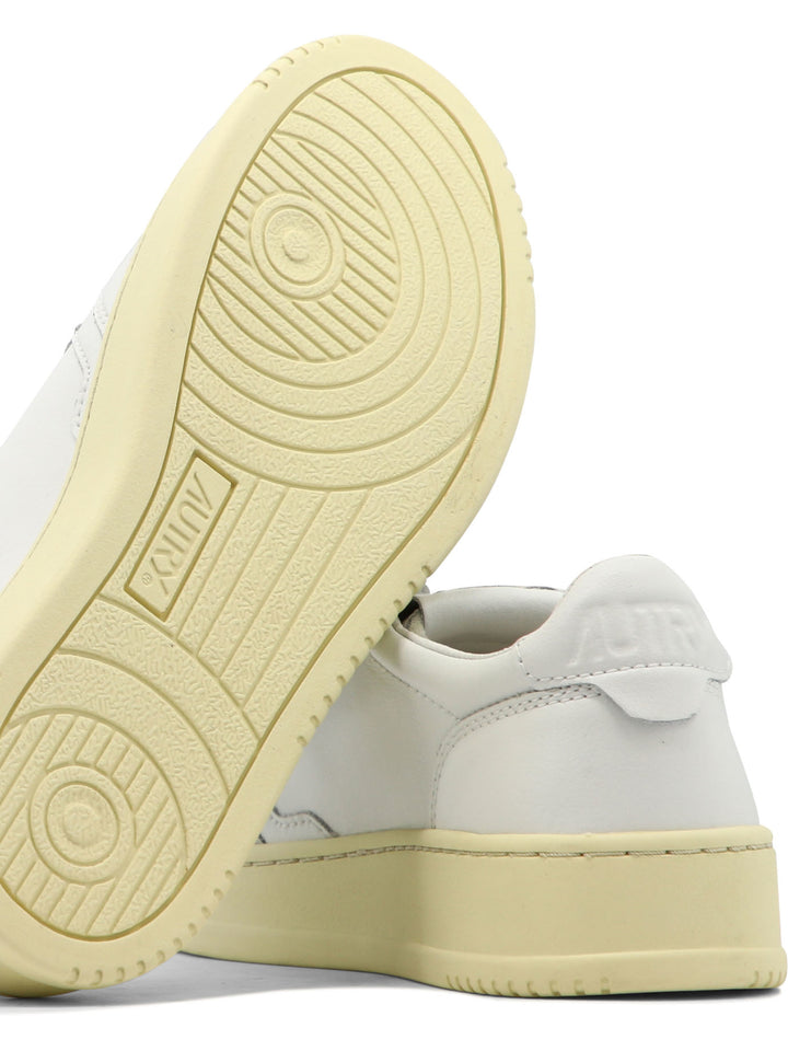 Autry Medalist Low Sneakers & Slip-On - Bianco | d87e75956f84fd0dc3dc87c5d1424fb6789f459f