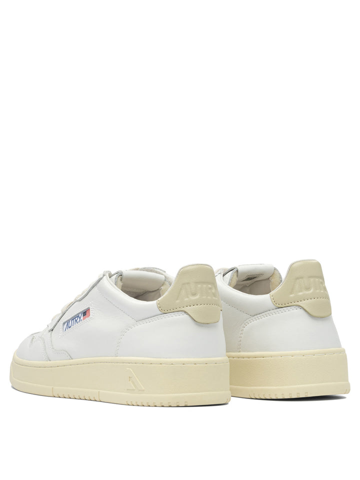 Autry Medalist Low Sneakers & Slip-On - Bianco | f07e92e8325e3236bf61c7447dc1b00ef0cb233a