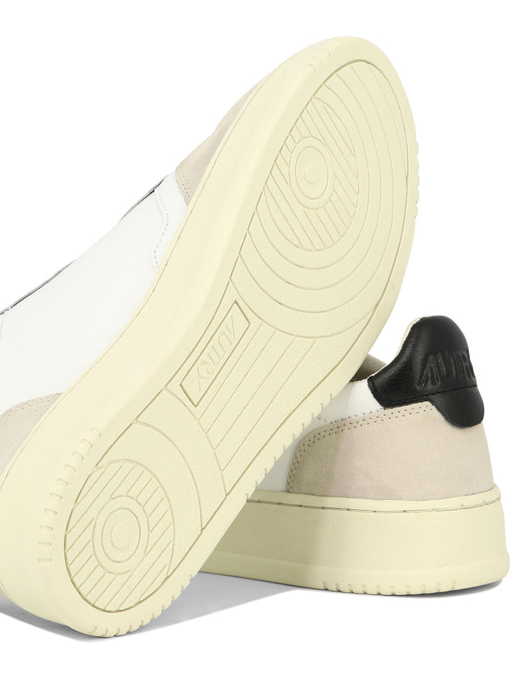 Autry Medalist Low Sneakers & Slip-On - Bianco | aee3314dbab9a80f6937f4ed27de05ca6167696e