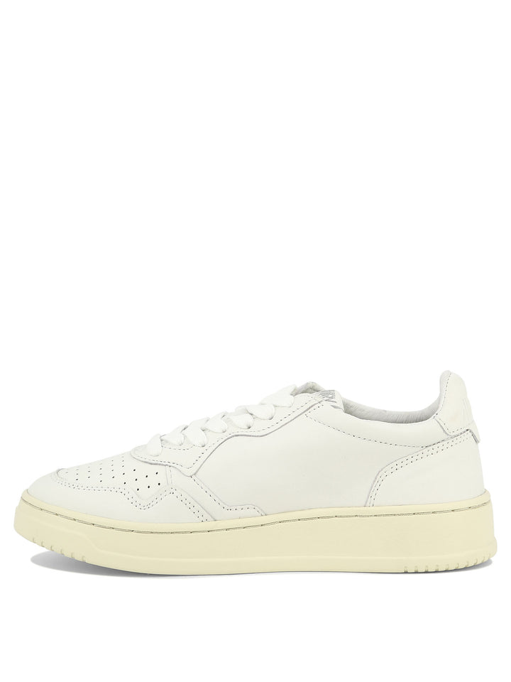 Autry Medalist Low Sneakers & Slip-On - Bianco | da0a7f6d0fa3bf7960652110e77ca42f212998af