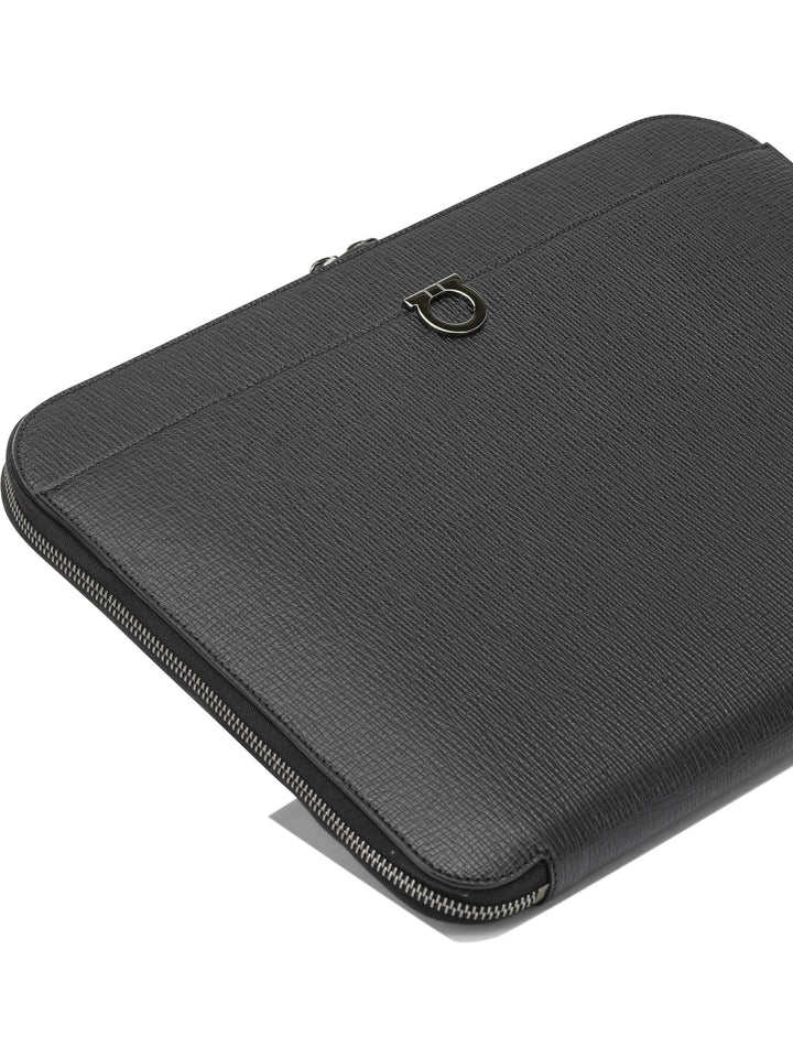 Ferragamo Gancini Pouch - Nero | e7b9599159788228dddfd2efce3183c15c2c9e90