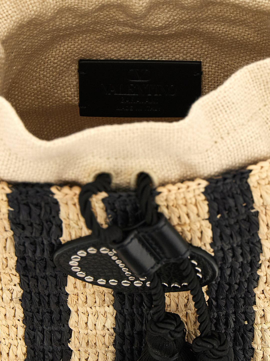 Valentino Garavani Valentino Garavani Raffia Small Bucket Bag Borse a Spalla e Tracolla - Nero | d1c24fb6c694dbf05b7ae97da402e02cba089f97